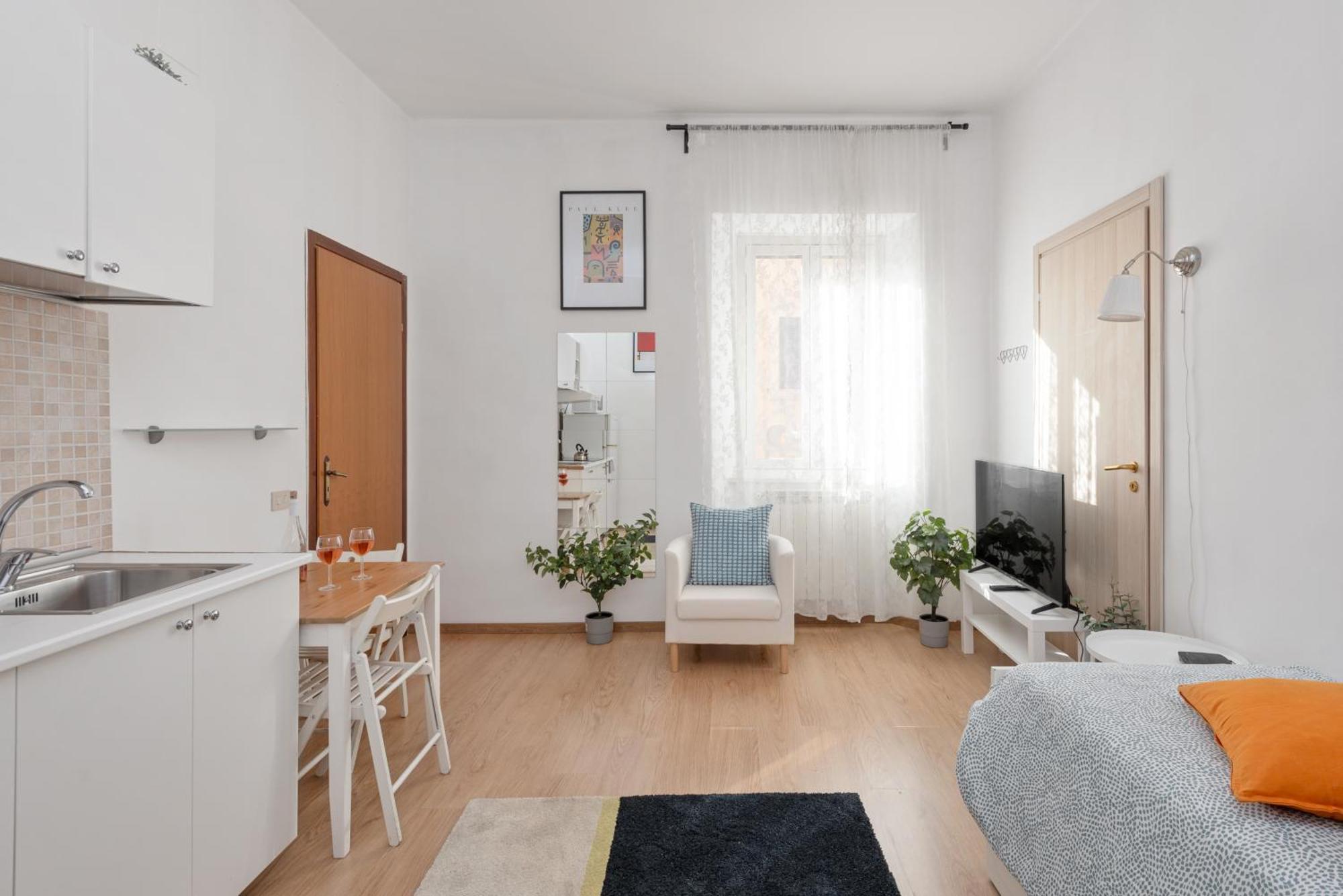 Central Little Basic Apartment Roma Ngoại thất bức ảnh
