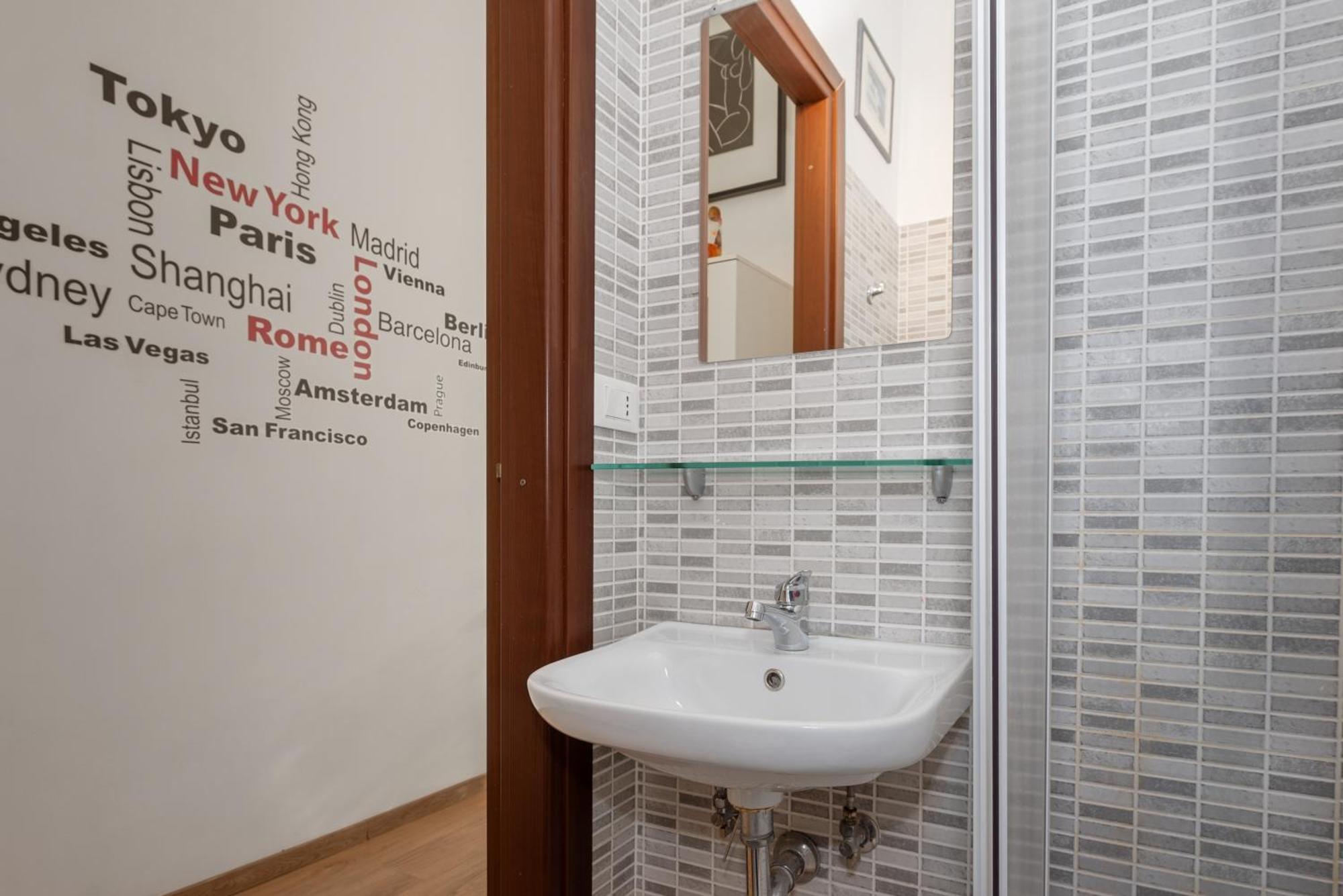 Central Little Basic Apartment Roma Ngoại thất bức ảnh